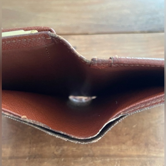 Louis Vuitton Kiss Lock Wallet - Picture 6 of 8